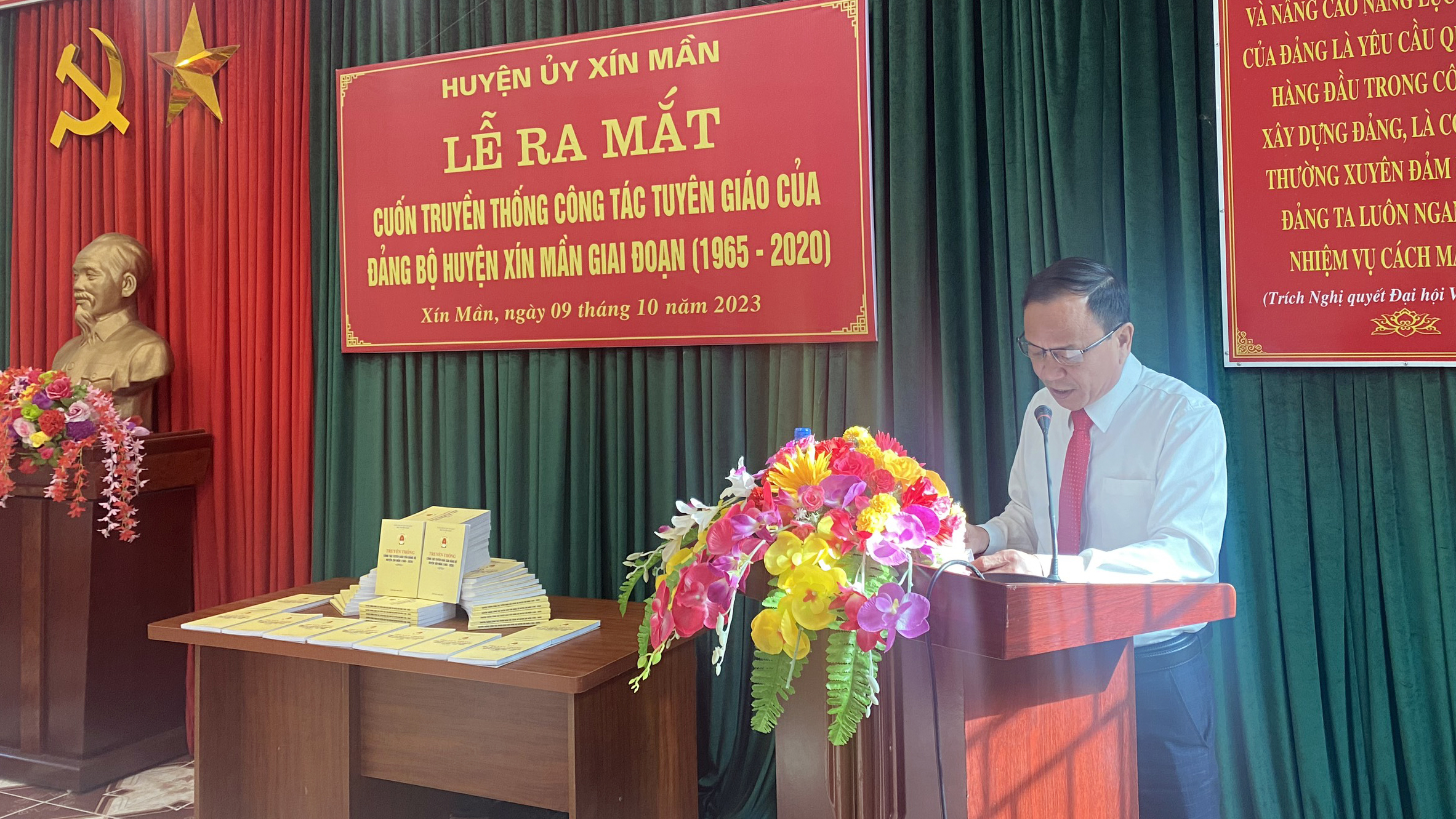 Lễ ra mắt Cuốn truyền thống Công tác Tuyên giáo của Đảng bộ huyện Xín Mần (giai đoạn 1965-2020)