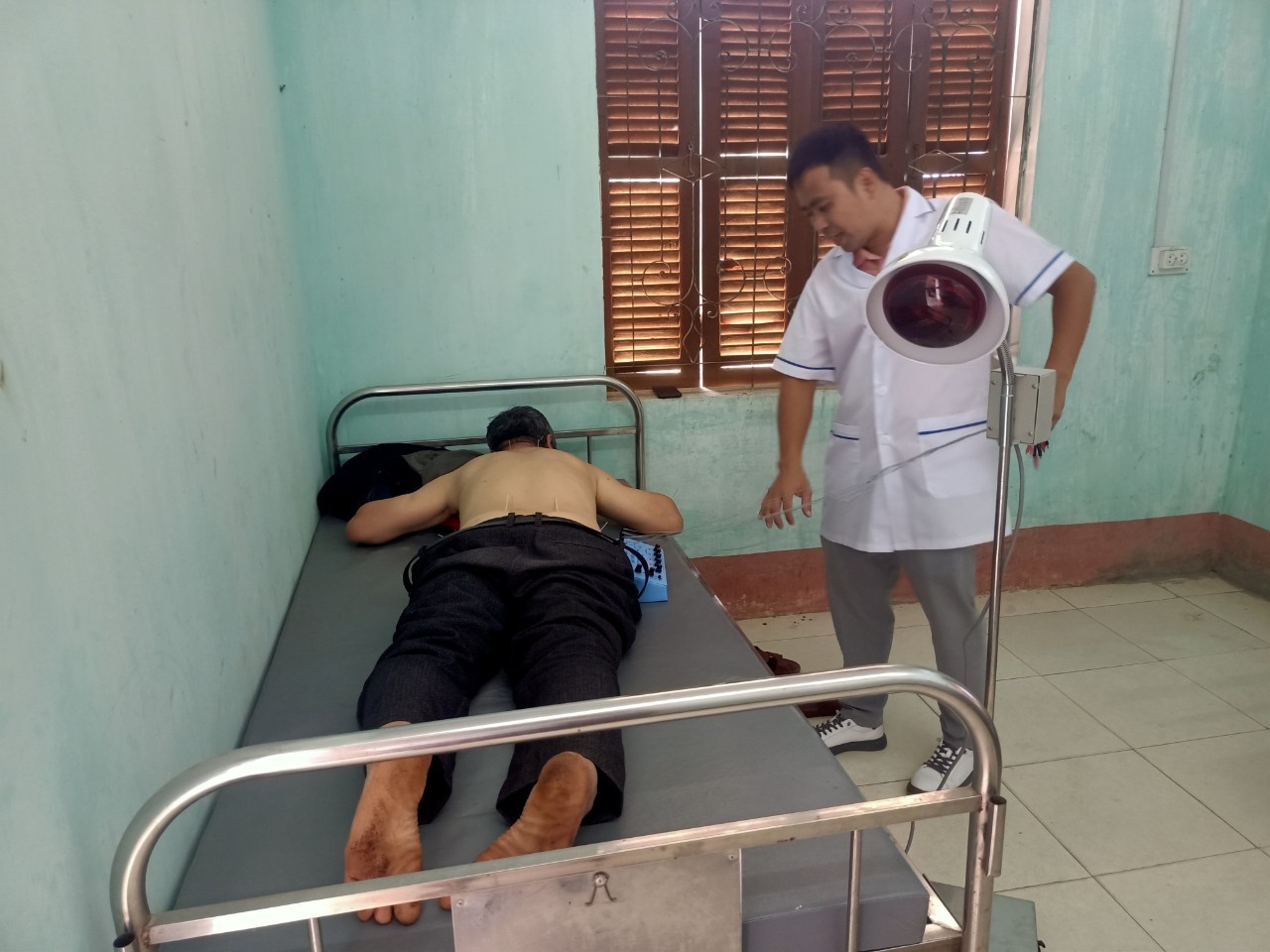 Cán bộ Bệnh viện Y dược cổ truyền Hà Giang chuyển giao kỹ thuật tại Trạm Y tế xã Thèn Phàng